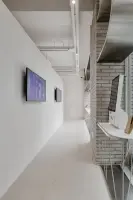 브릭과 화이트가 어우러진 NFT 갤러리